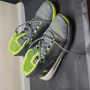 Boys size 7 Grey/Green Underarmor shoes